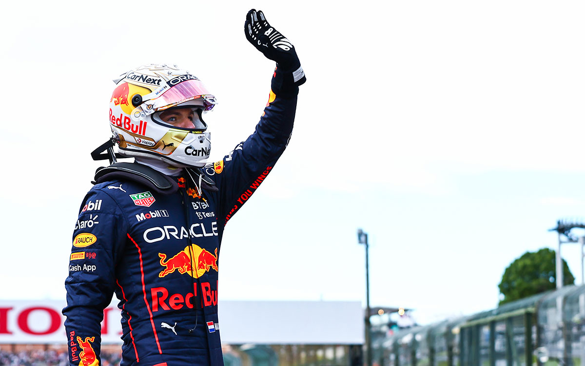 2022年F1日本大奖赛排位赛，夺得杆位后向车迷挥手的维斯塔潘（红牛）