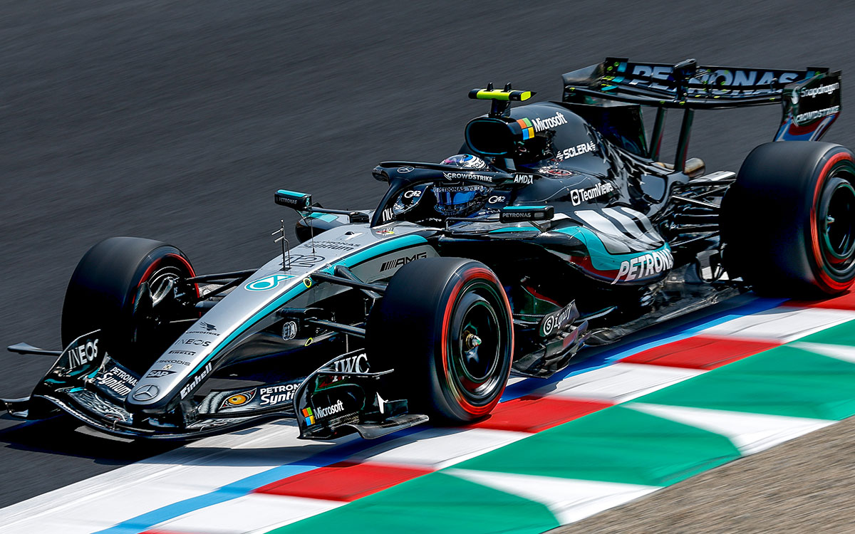 2026年F1日本大奖赛排位赛，安东内利驾驶梅赛德斯在铃鹿赛道进行飞行圈