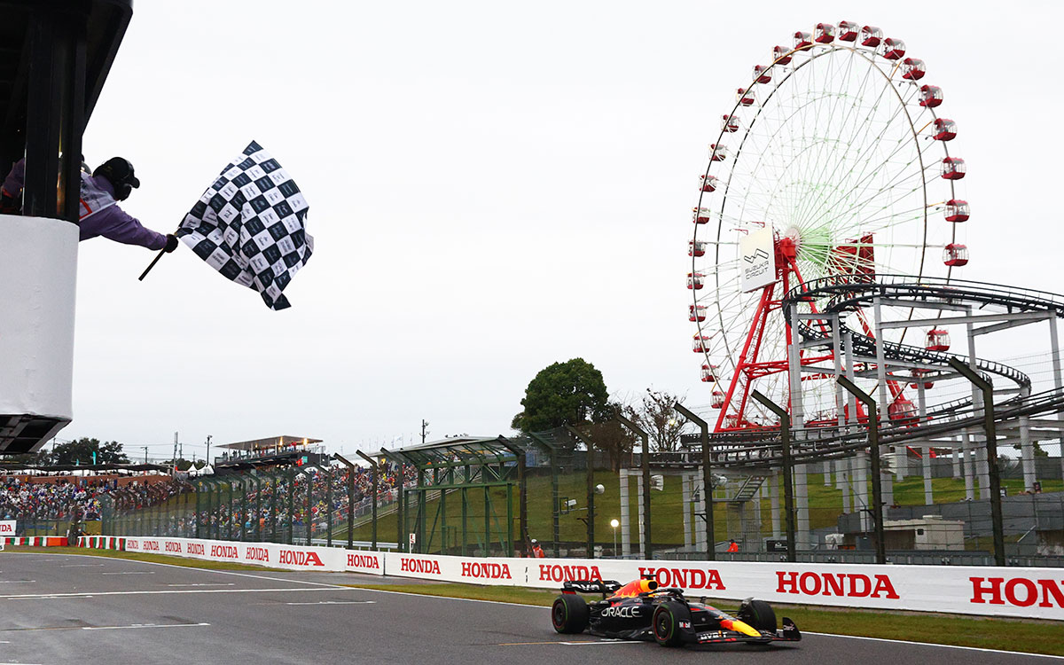 2022年F1日本大奖赛正赛,率先冲线夺冠的维斯塔潘(红牛)