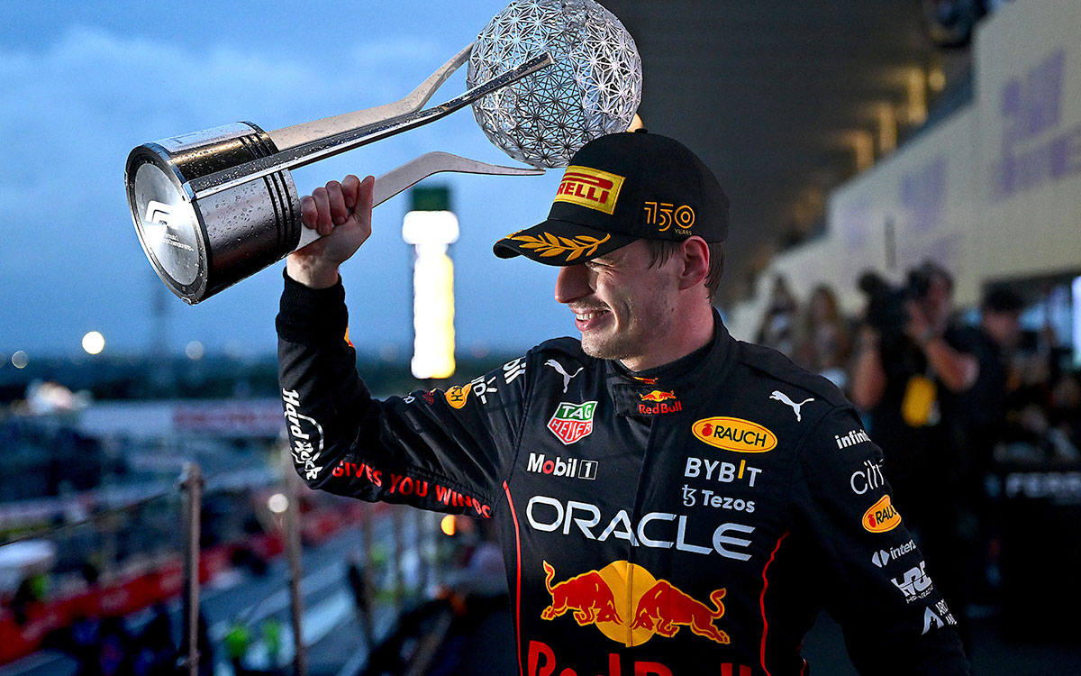 2022年F1日本大奖赛正赛，杆位致胜高举冠军奖杯的维斯塔潘（红牛）