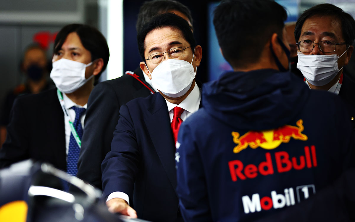 2022年F1日本大奖赛,到访红牛车库的日本首相岸田文雄