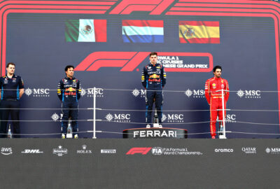 2024年F1日本大奖赛正赛领奖台，冠军维斯塔潘、亚军佩雷兹与季军塞恩茨合影