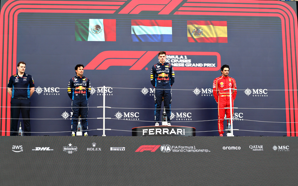 2024年F1日本大奖赛正赛领奖台，冠军维斯塔潘、亚军佩雷兹与季军塞恩茨合影