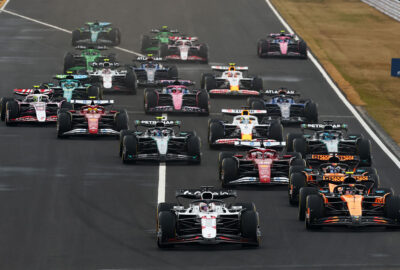 2025年F1日本大奖赛正赛发车，维斯塔潘领跑、迈凯伦双雄紧随其后