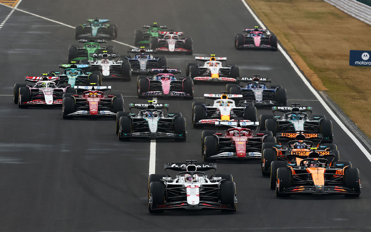2025年F1日本大奖赛正赛发车，维斯塔潘领跑、迈凯伦双雄紧随其后
