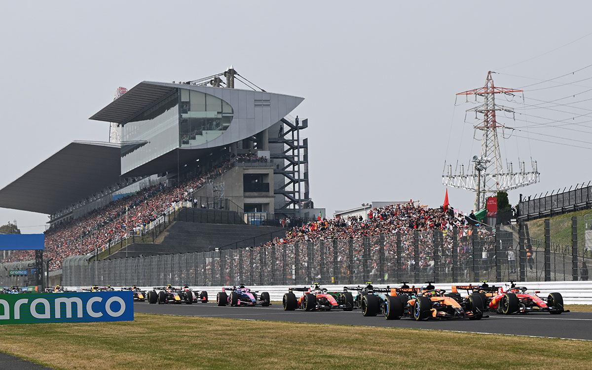 2026年F1日本大奖赛正赛发车后，赛车驶过座无虚席的铃鹿赛道看台