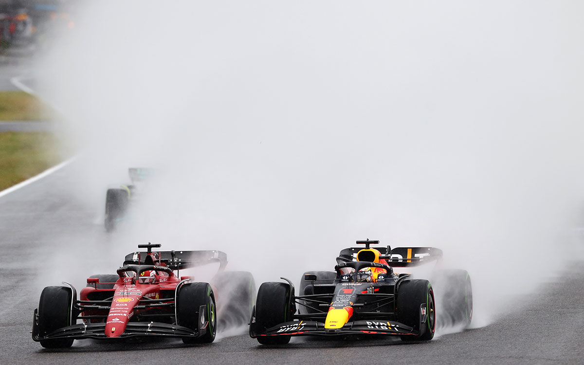 2022年F1日本大奖赛正赛第1圈,并排驶入1号弯的勒克莱尔(法拉利)与维斯塔潘(红牛)