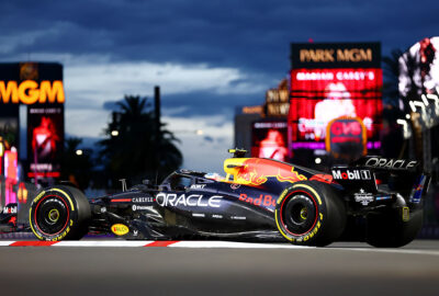 2025年F1拉斯维加斯大奖赛一练，角田裕毅驾驶红牛RB21在拉斯维加斯市街赛道行驶