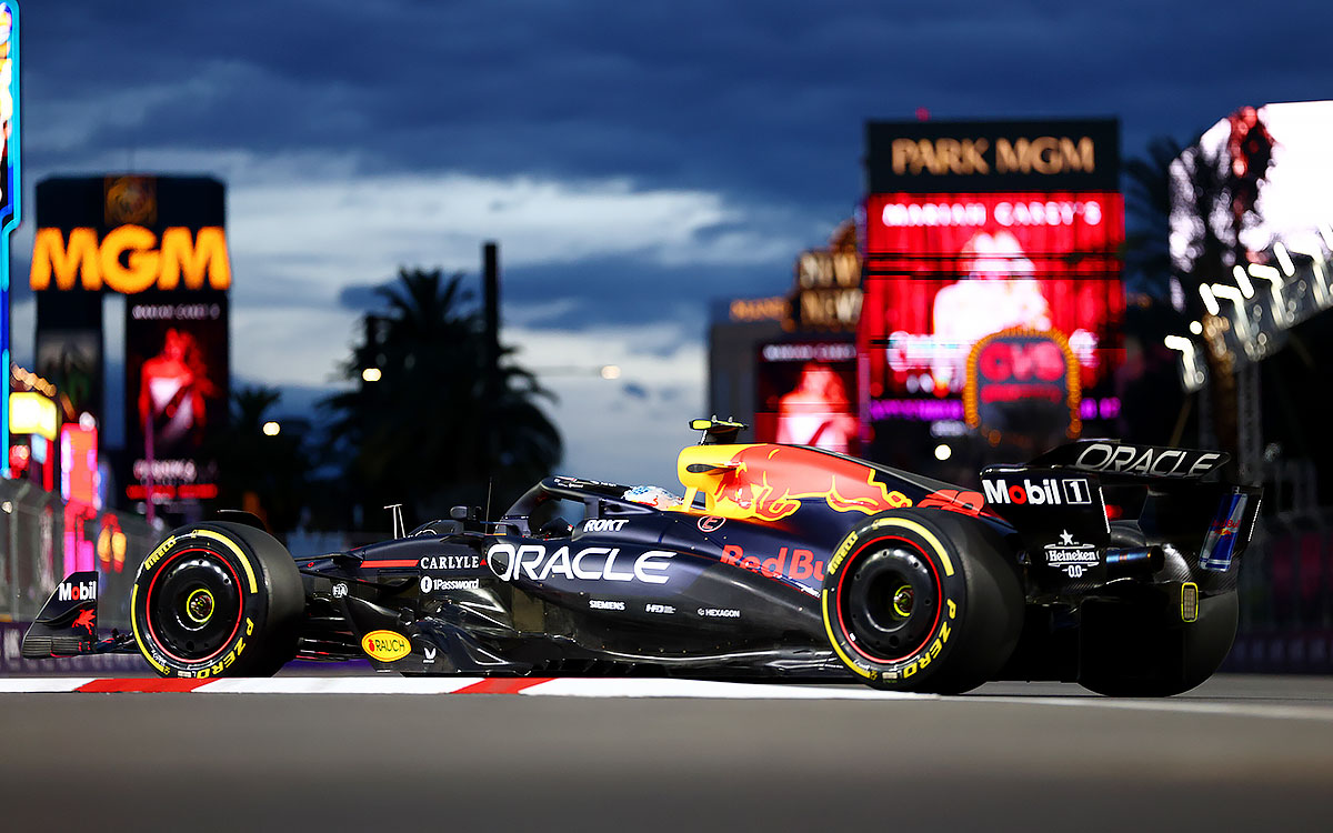 2025年F1拉斯维加斯大奖赛一练，角田裕毅驾驶红牛RB21在拉斯维加斯市街赛道行驶