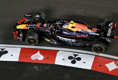 2025年F1拉斯维加斯大奖赛三练，角田裕毅驾驶红牛RB21在拉斯维加斯市街赛道行驶