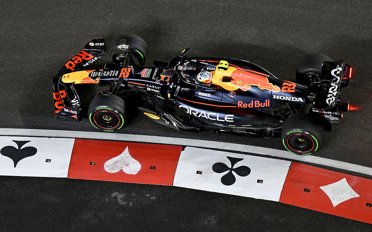 2025年F1拉斯维加斯大奖赛三练，角田裕毅驾驶红牛RB21在拉斯维加斯市街赛道行驶