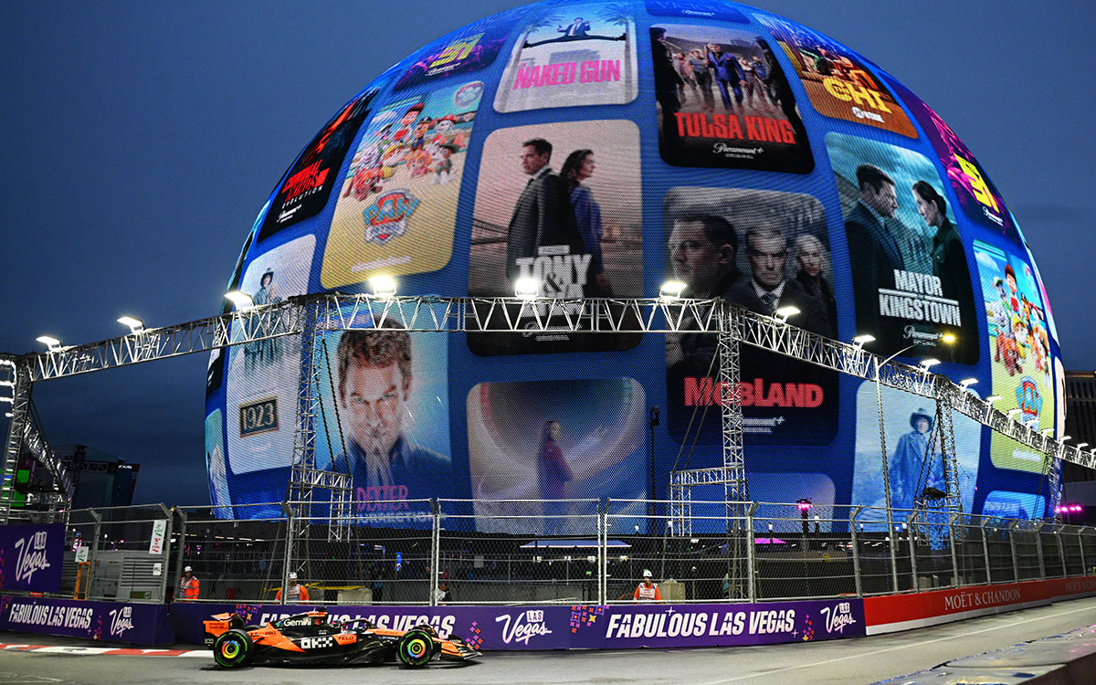 2025年F1拉斯维加斯大奖赛三练，皮亚斯特里驾驶迈凯伦经过地标建筑Sphere球形场馆