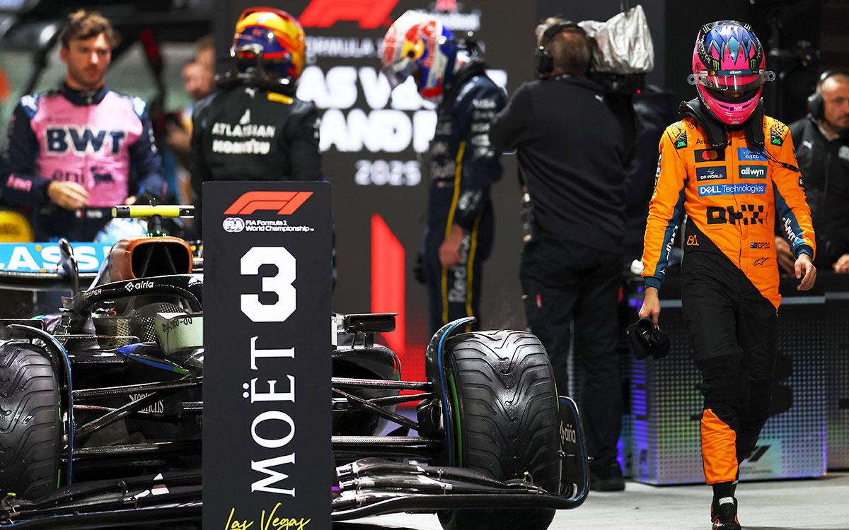 2025年F1拉斯维加斯大奖赛排位赛,名列第五的皮亚斯特里走过检录区