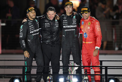 2024年F1拉斯维加斯大奖赛正赛领奖台，冠军拉塞尔、亚军汉密尔顿与季军塞恩茨合影