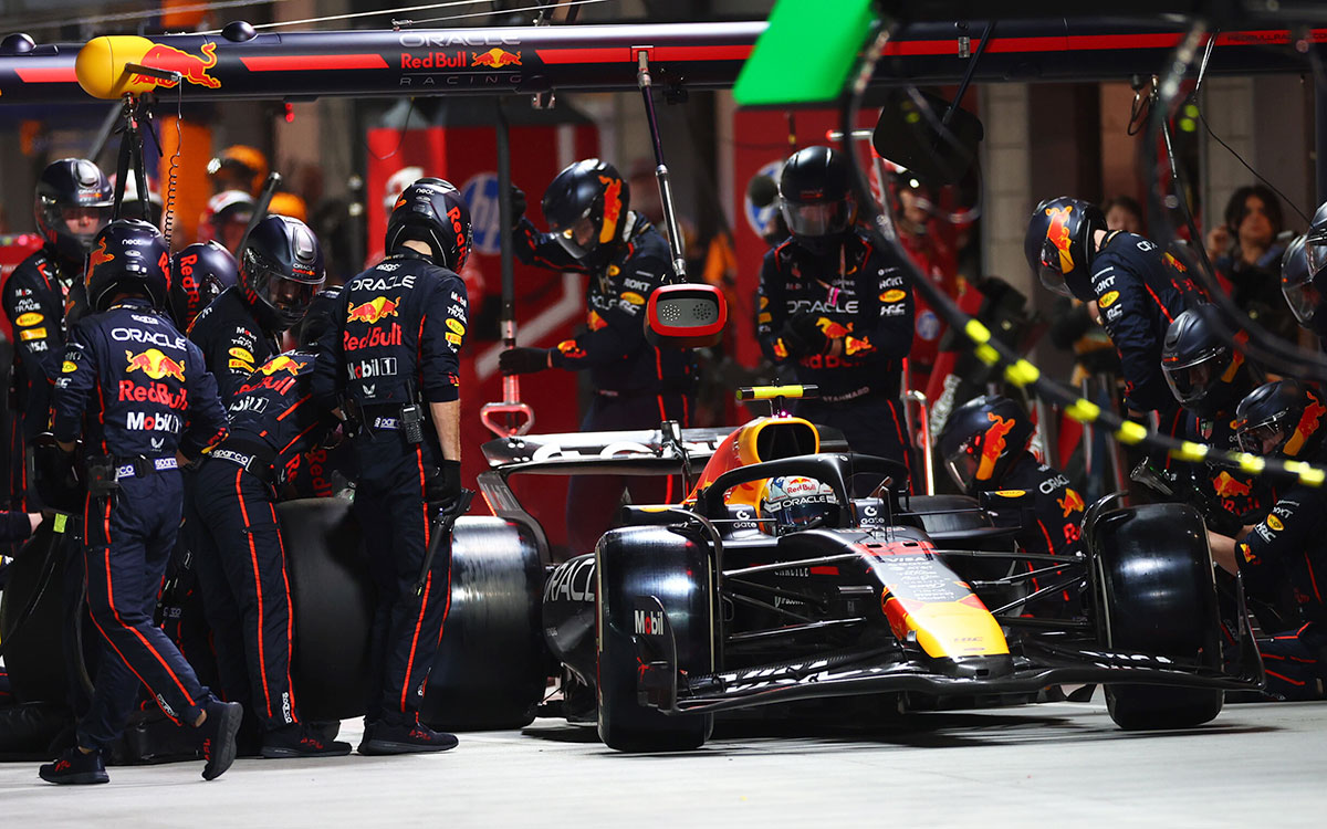 2025年F1拉斯维加斯大奖赛正赛,角田裕毅的红牛RB21进站换胎