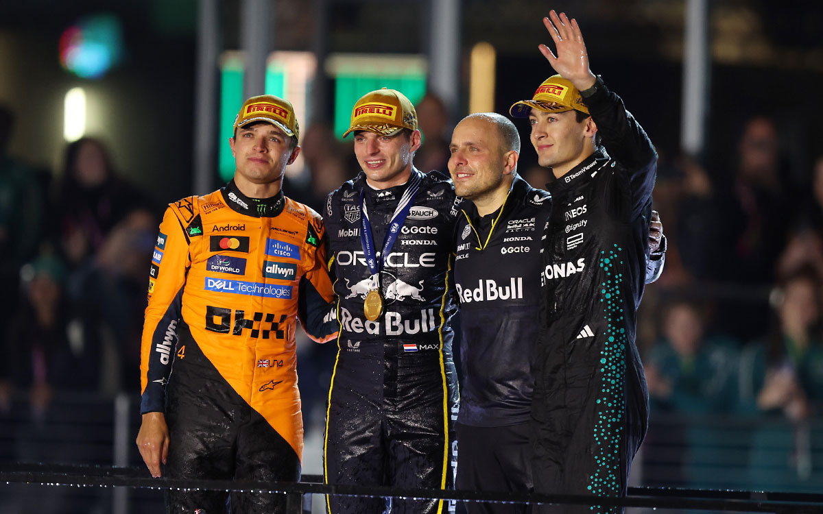 2025年F1拉斯维加斯大奖赛正赛颁奖,冠军维斯塔潘、亚军诺里斯、季军拉塞尔与红牛比赛工程师兰比亚斯