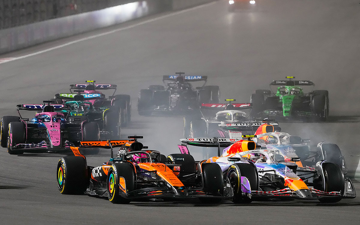 2025年F1拉斯维加斯大奖赛正赛发车后的1号弯,劳森的红牛二队赛车撞上皮亚斯特里的迈凯伦
