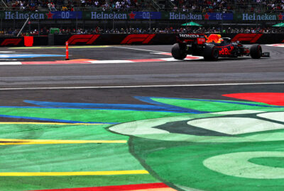 2021年F1墨西哥大奖赛一练，驶过罗德里格斯兄弟赛道体育场段的红牛车手佩雷兹