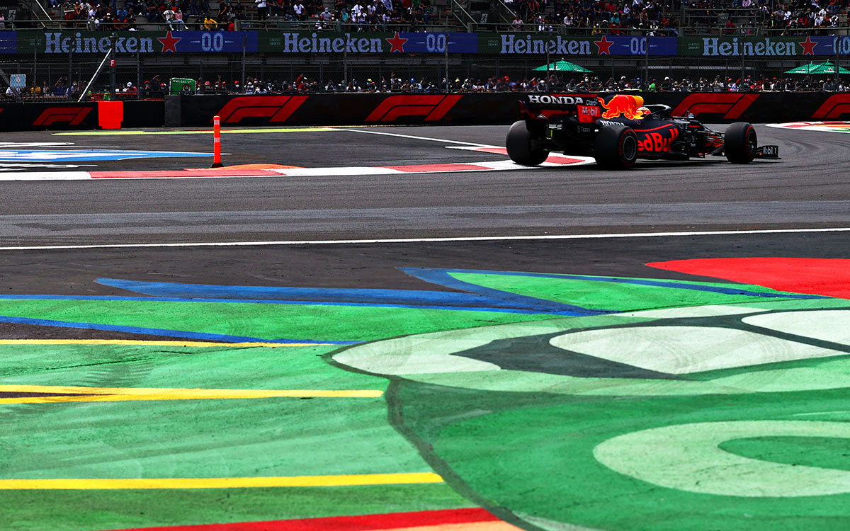 2021年F1墨西哥大奖赛一练，驶过罗德里格斯兄弟赛道体育场段的红牛车手佩雷兹