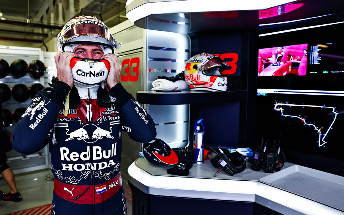 2021年F1墨西哥大奖赛一练,在车库内备战的红牛车手维斯塔潘