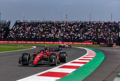 2022年F1墨西哥大奖赛一练，塞恩斯驾驶法拉利在罗德里格斯兄弟赛道行驶