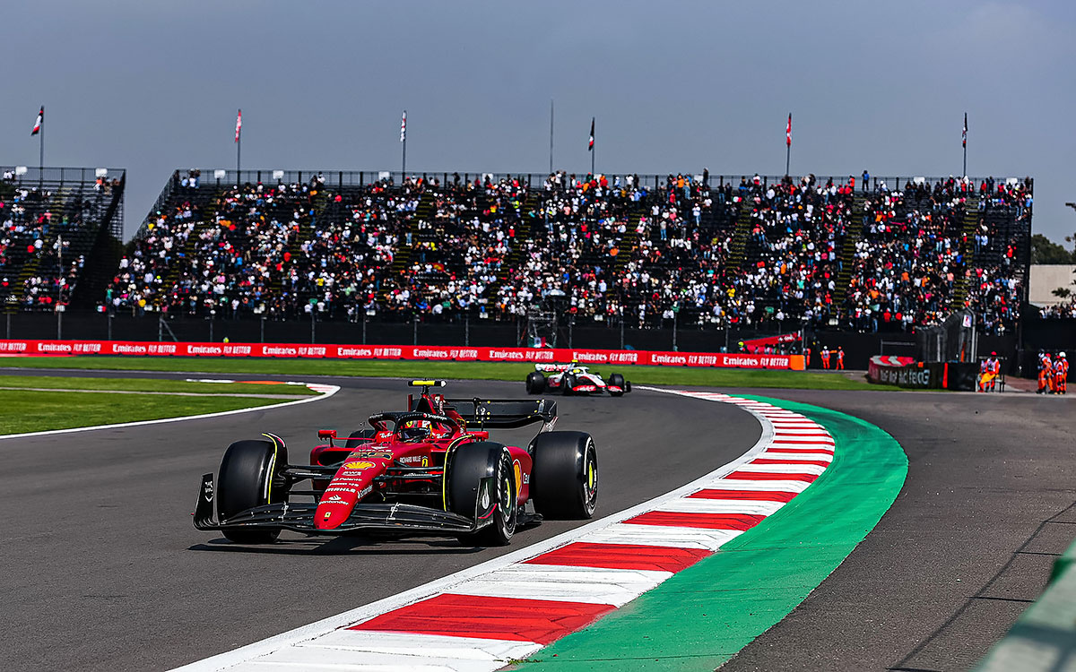 2022年F1墨西哥大奖赛一练，塞恩斯驾驶法拉利在罗德里格斯兄弟赛道行驶