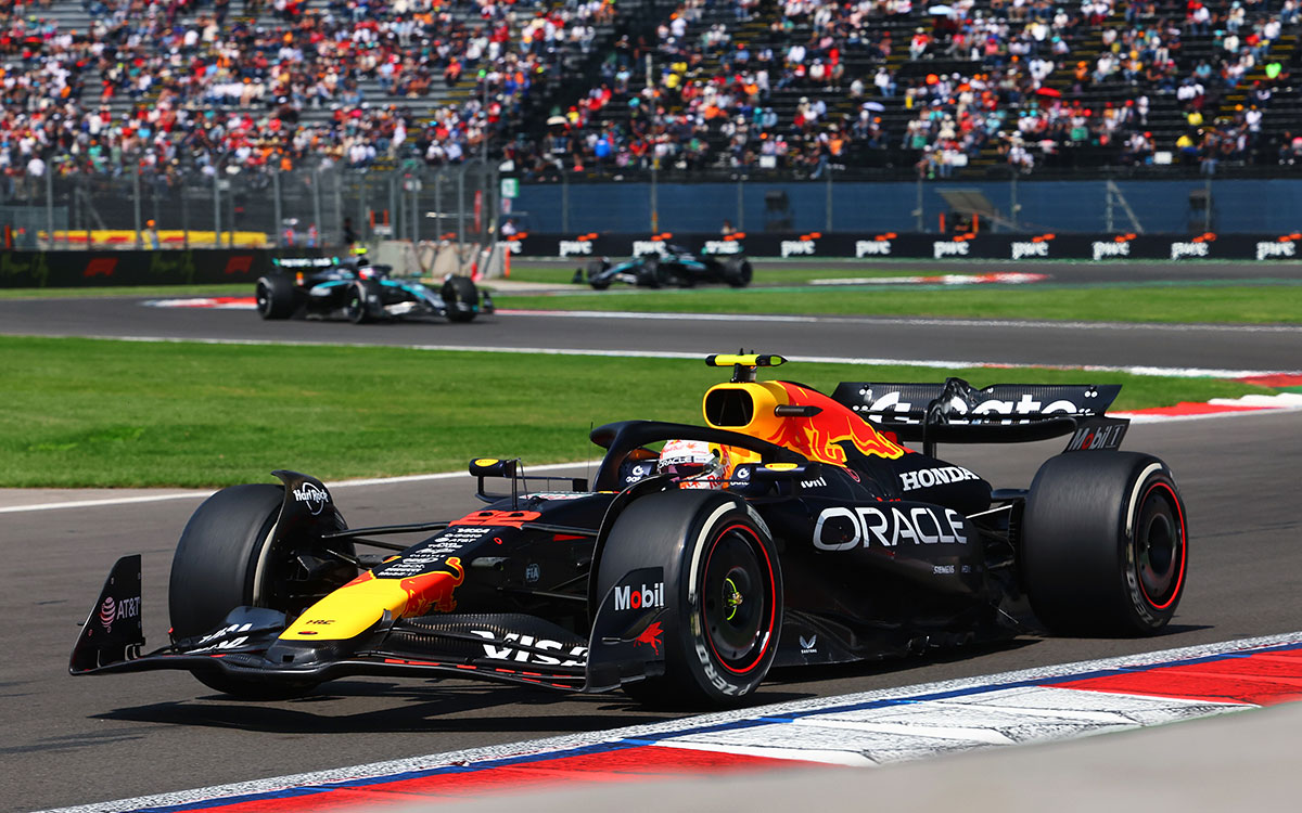 2025年F1墨西哥大奖赛一练,角田裕毅的红牛RB21领先梅赛德斯的安东内利与维斯蒂