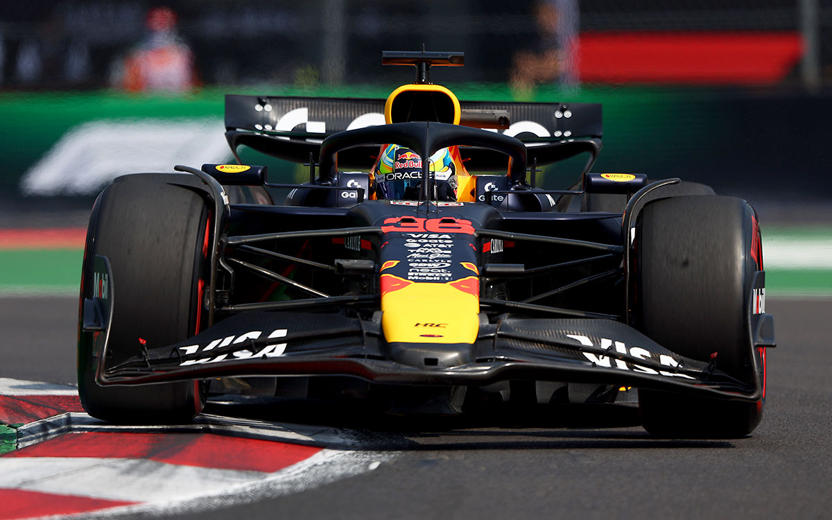 2025年F1墨西哥大奖赛一练，林德布拉德驾驶红牛RB21在罗德里格斯兄弟赛道行驶