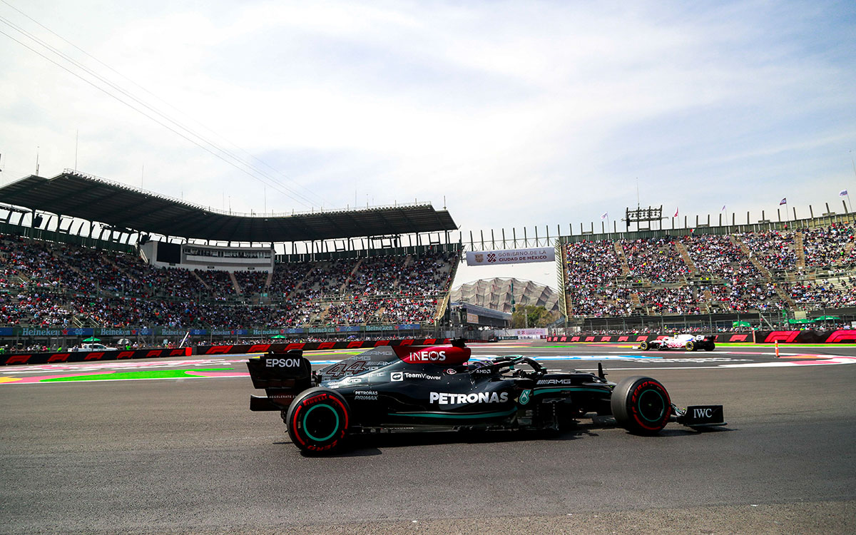 2021年F1墨西哥大奖赛自由练习，驶过罗德里格斯兄弟赛道体育场段的梅赛德斯车手汉密尔顿