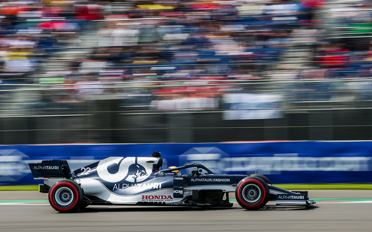 2021年F1墨西哥大奖赛二练，驶过罗德里格斯兄弟赛道体育场段的红牛二队车手角田裕毅