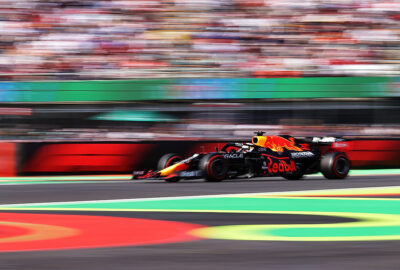 2021年F1墨西哥大奖赛二练，飞驰在罗德里格斯兄弟赛道的红牛车手维斯塔潘