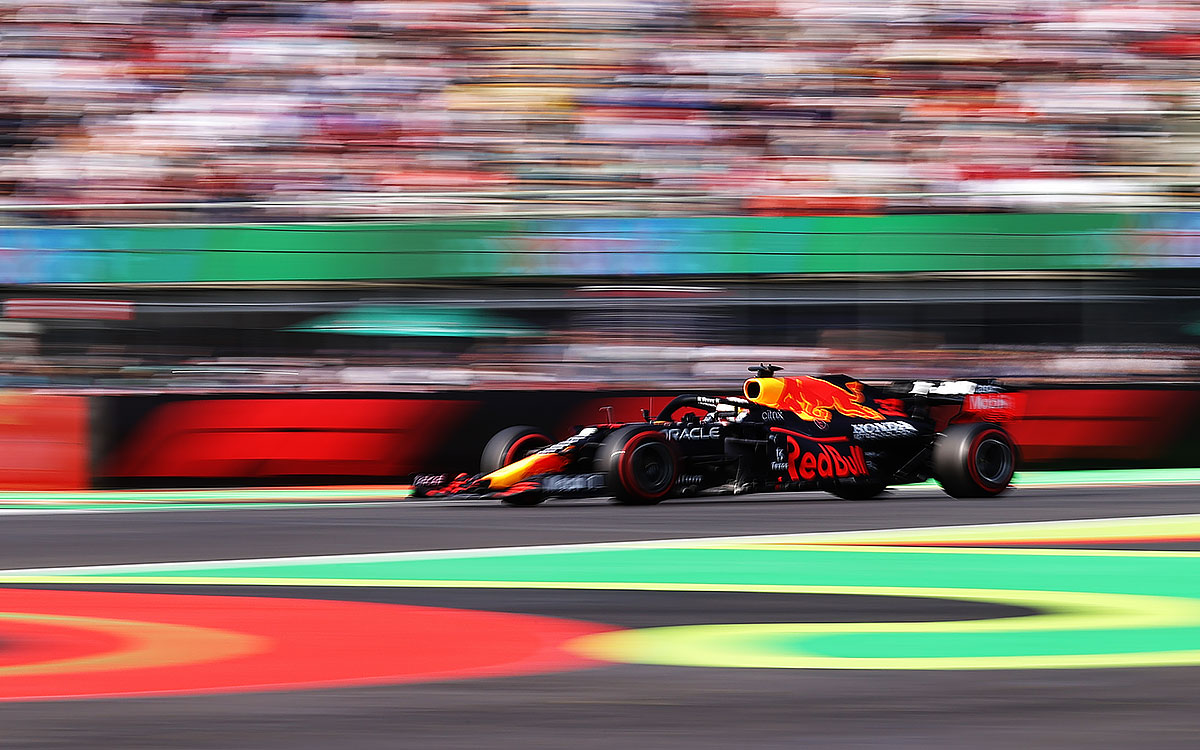 2021年F1墨西哥大奖赛二练，飞驰在罗德里格斯兄弟赛道的红牛车手维斯塔潘