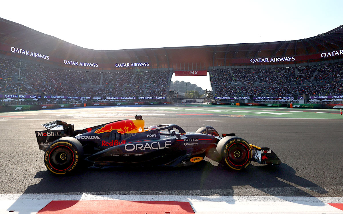 2025年F1墨西哥大奖赛二练，维斯塔潘驾驶红牛RB21在罗德里格斯兄弟赛道行驶