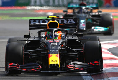 2021年F1墨西哥大奖赛三练，行驶在梅赛德斯车手汉密尔顿前方的红牛车手佩雷兹