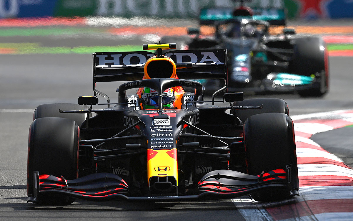 2021年F1墨西哥大奖赛三练，行驶在梅赛德斯车手汉密尔顿前方的红牛车手佩雷兹
