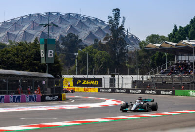 2022年F1墨西哥大奖赛，拉塞尔驾驶梅赛德斯在罗德里格斯兄弟赛道行驶