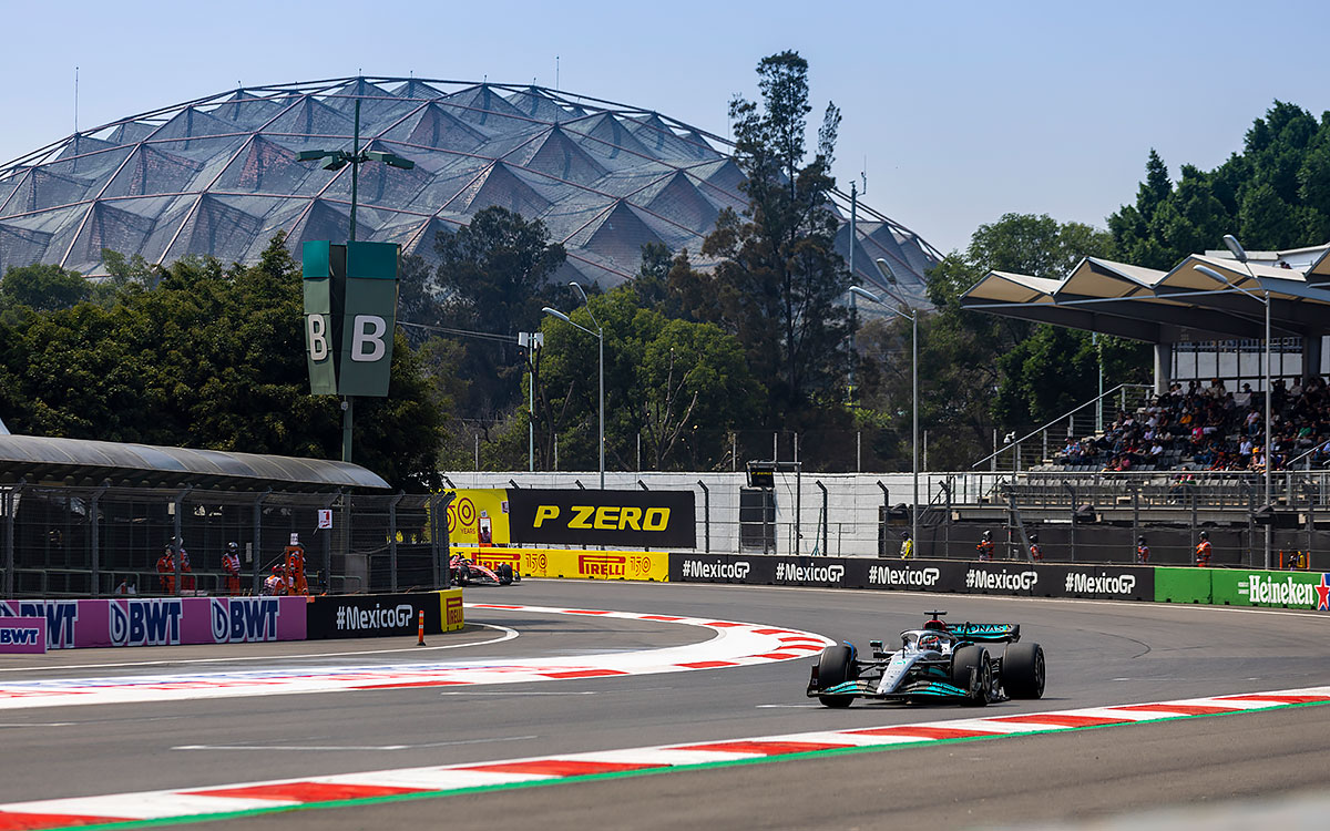 2022年F1墨西哥大奖赛，拉塞尔驾驶梅赛德斯在罗德里格斯兄弟赛道行驶