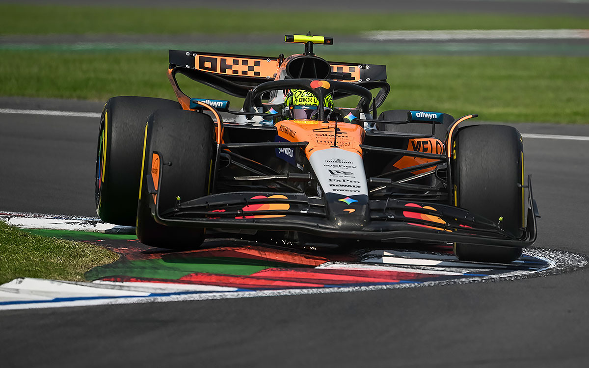 2025年F1墨西哥大奖赛三练，诺里斯的迈凯伦MCL39压过路肩