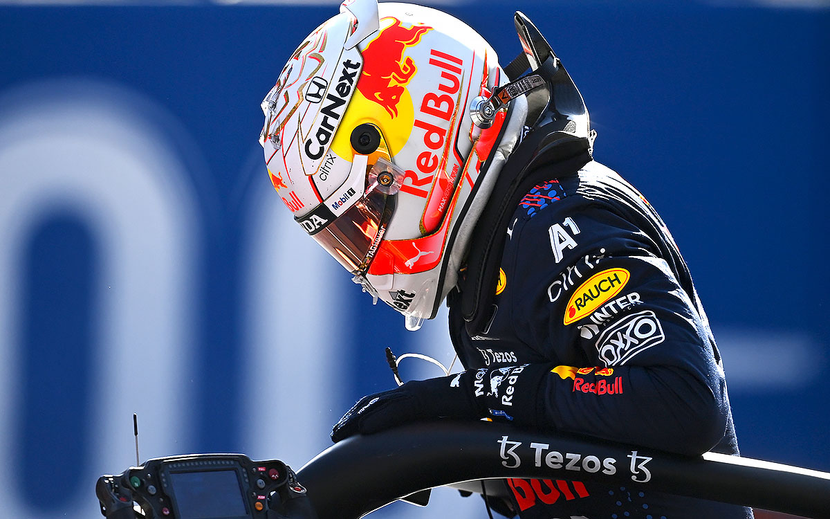 2021年F1墨西哥大奖赛排位赛,出场结束后扶着光环系统下车的红牛车手维斯塔潘