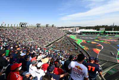 2021年F1墨西哥大奖赛，在罗德里格斯兄弟赛道体育场段观战的车迷