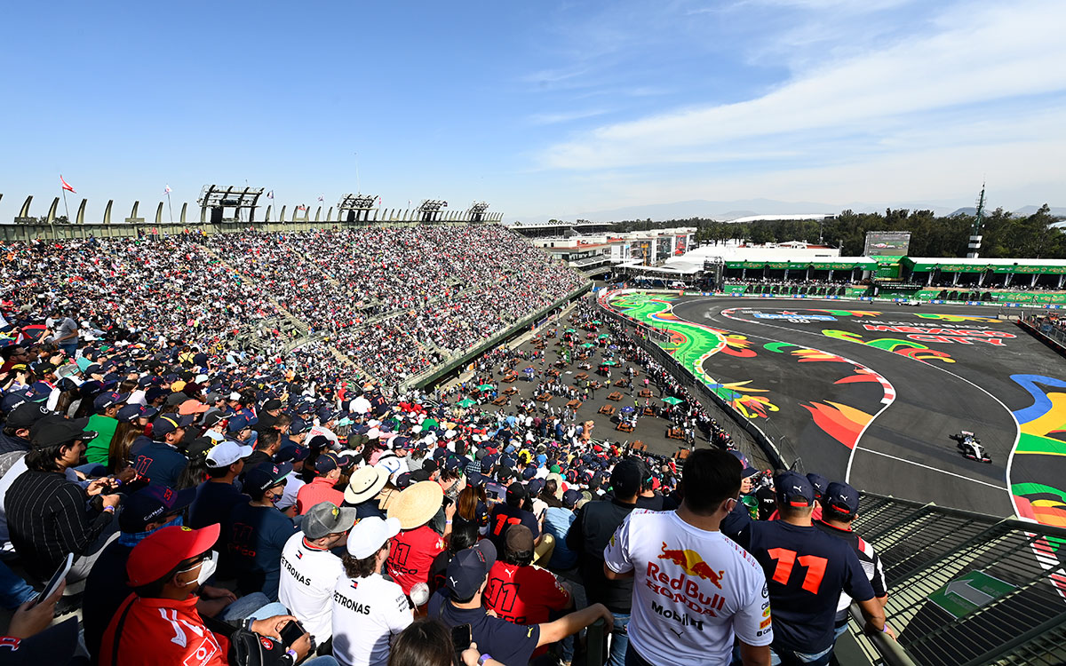 2021年F1墨西哥大奖赛，在罗德里格斯兄弟赛道体育场段观战的车迷
