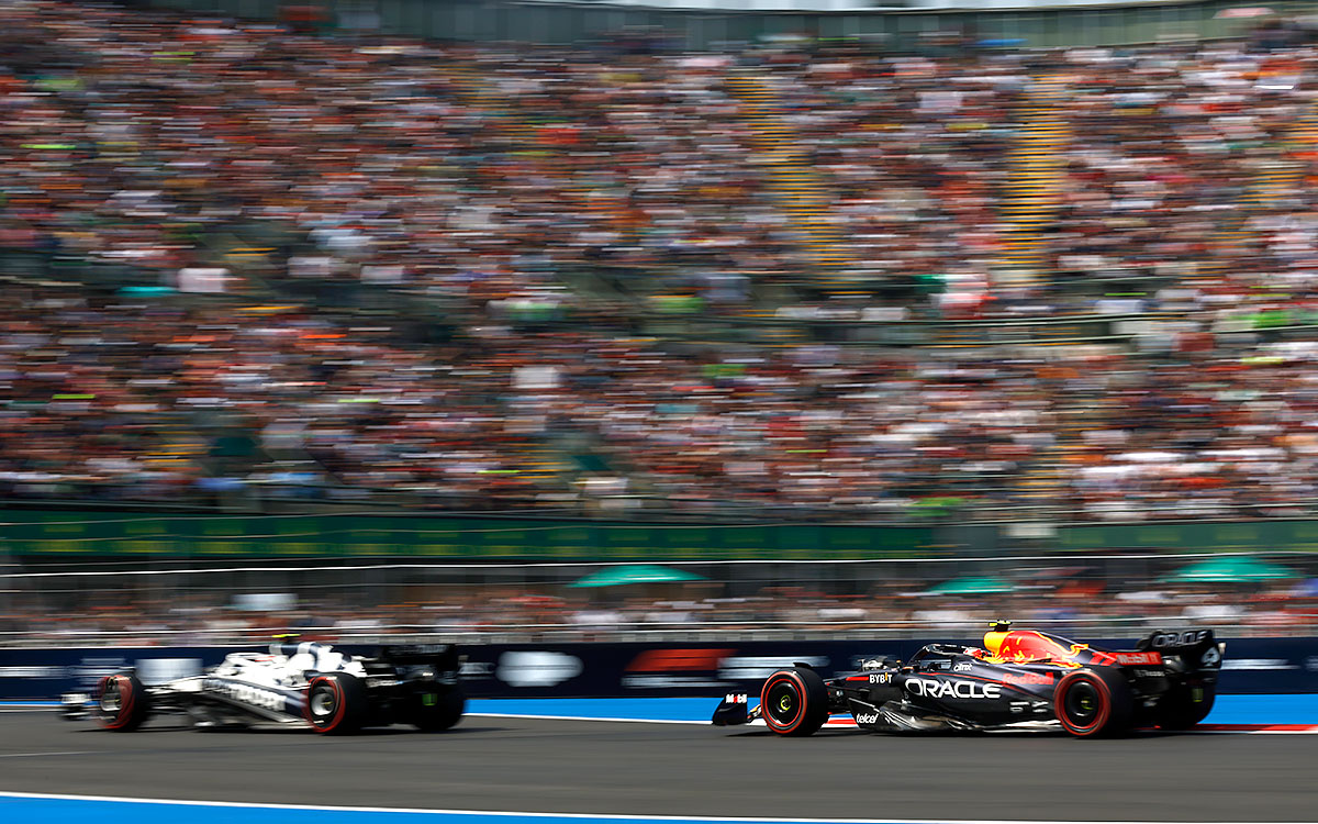 2022年F1墨西哥大奖赛排位赛，在罗德里格斯兄弟赛道上驰骋的角田裕毅（红牛二队）与佩雷兹（红牛）