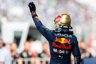 2022年F1墨西哥大奖赛排位赛，夺得杆位后向车迷挥手的维斯塔潘（红牛）