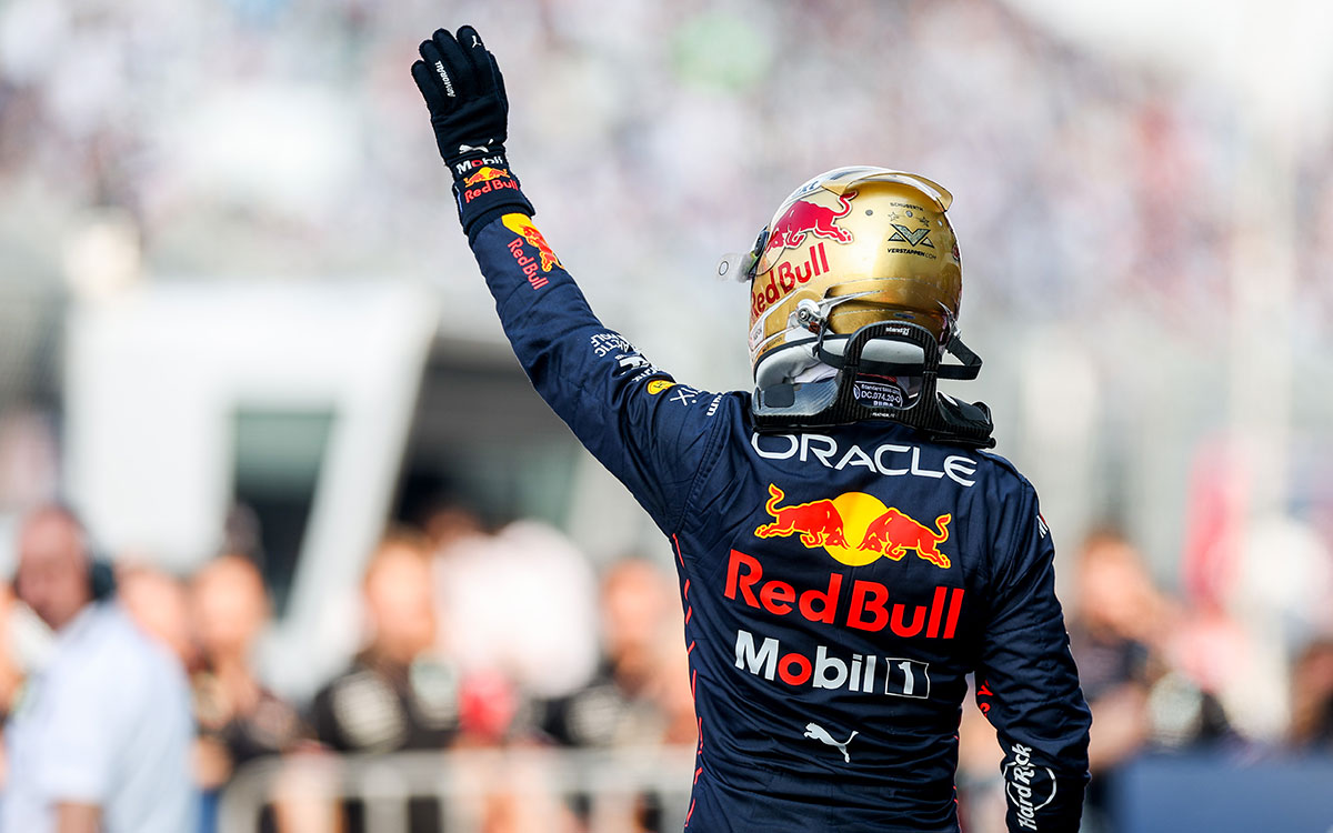 2022年F1墨西哥大奖赛排位赛，夺得杆位后向车迷挥手的维斯塔潘（红牛）
