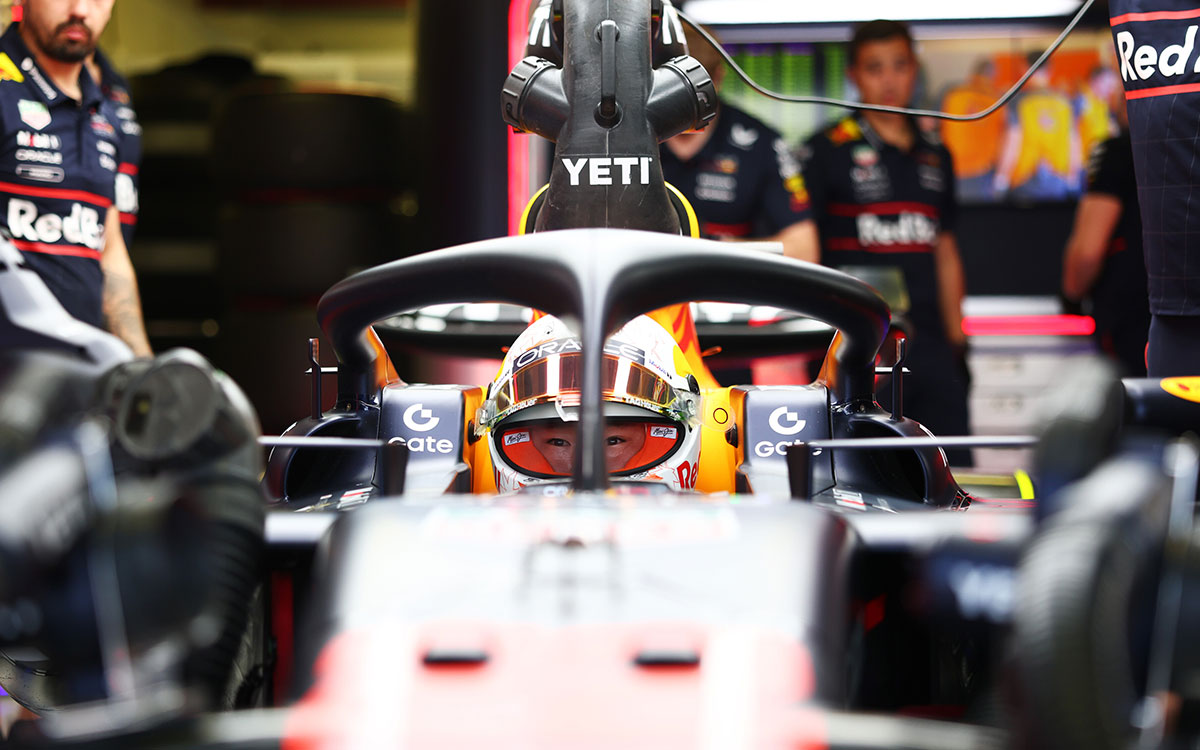 2025年F1墨西哥大奖赛排位赛,角田裕毅在车库中待命