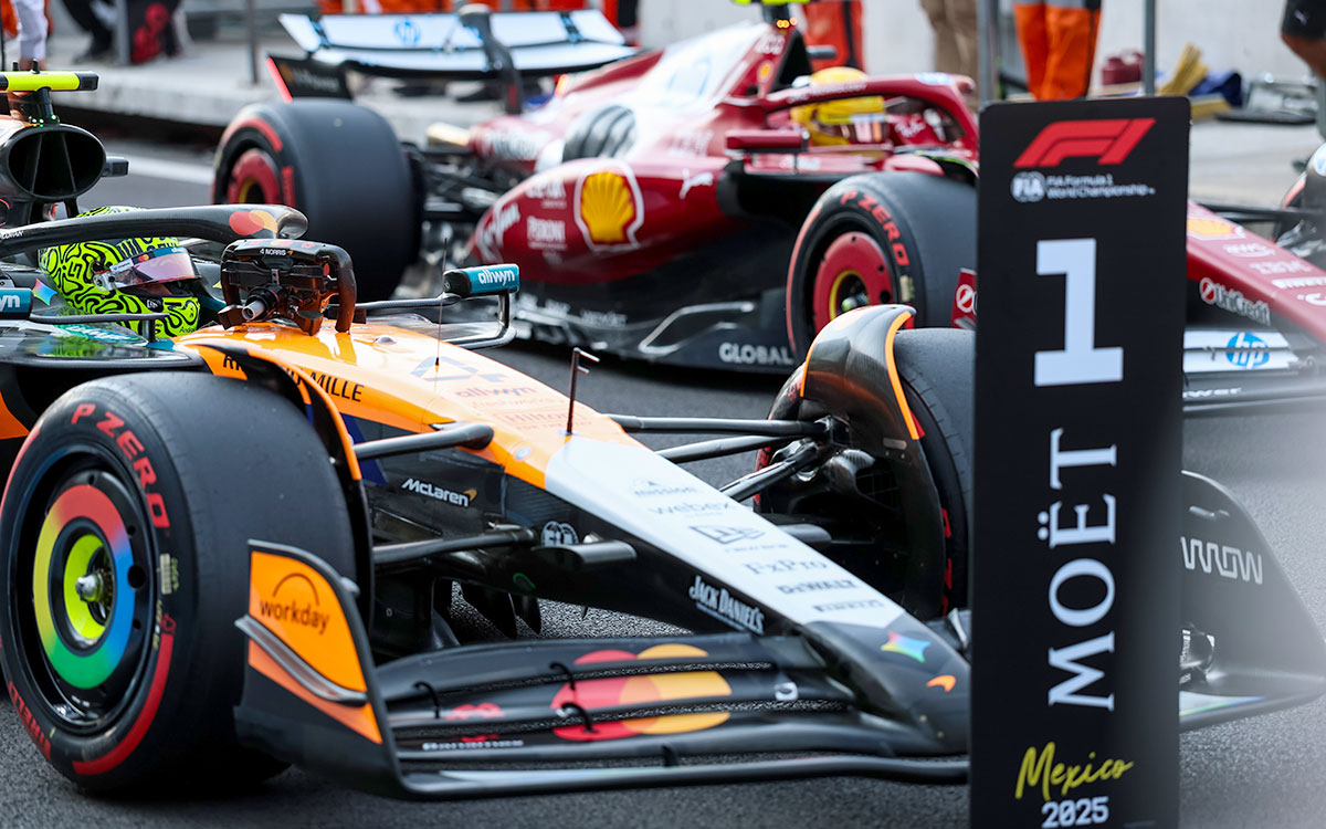 2025年F1墨西哥大奖赛排位赛，杆位诺里斯将车停在P1牌前，第三名汉密尔顿在一旁