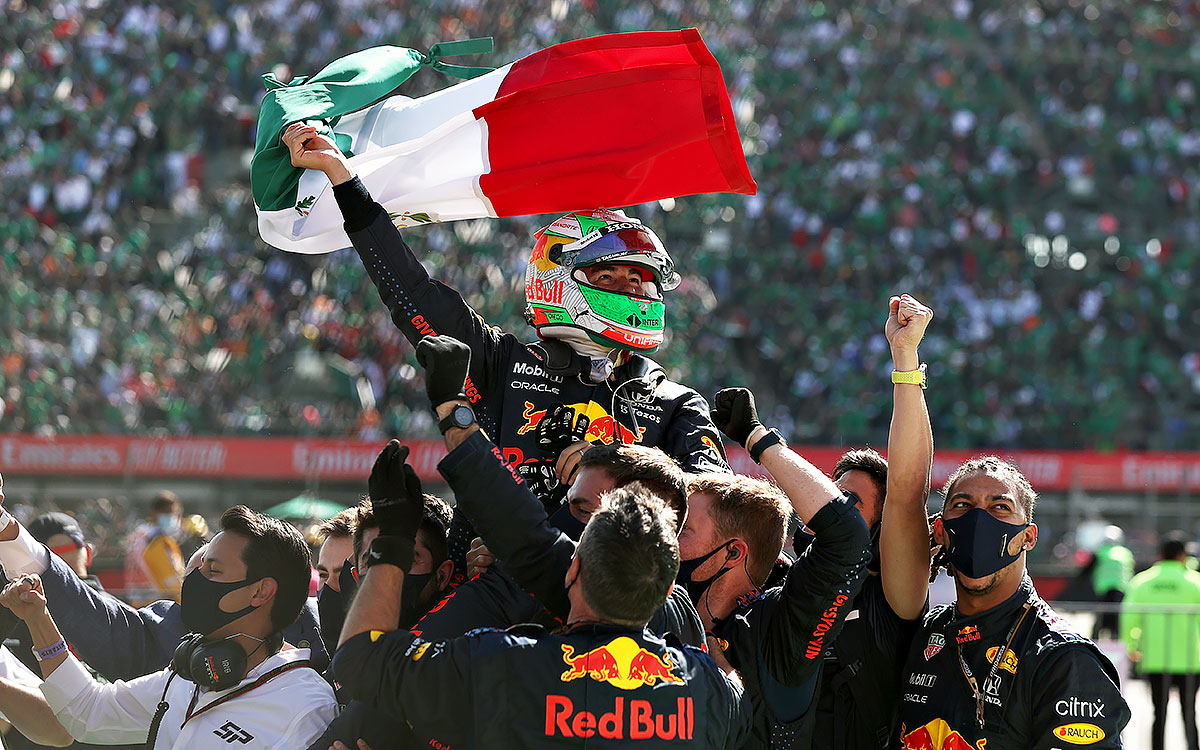 2021年F1墨西哥大奖赛正赛,手持墨西哥国旗回应车迷声援的红牛车手佩雷兹