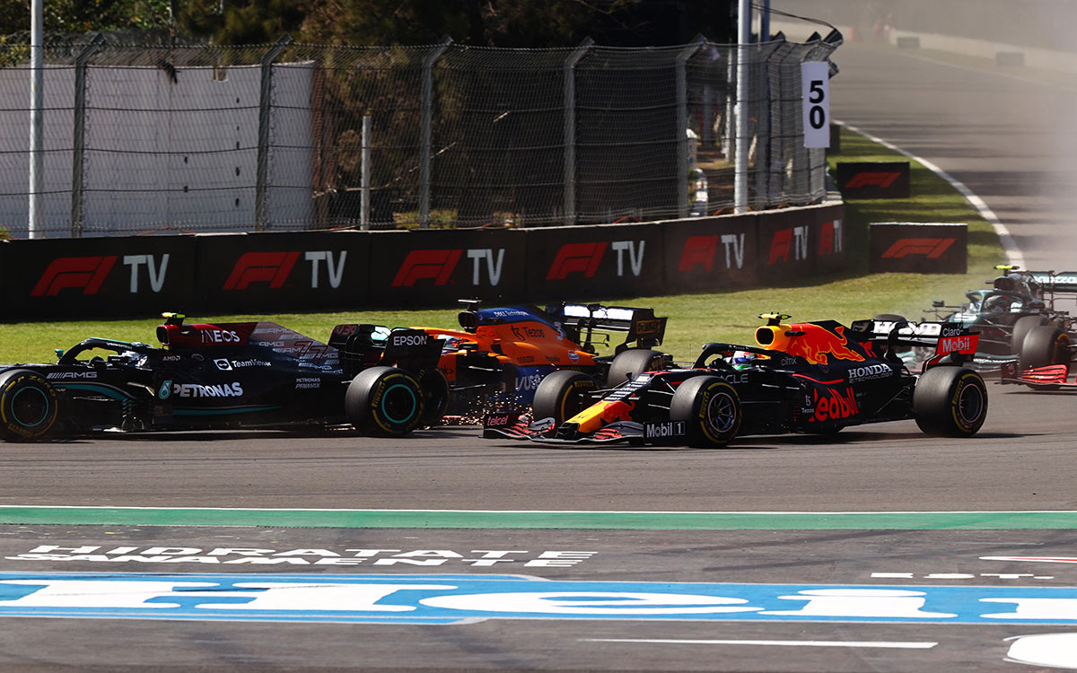2021年F1墨西哥大奖赛正赛,发车圈第1弯发生碰撞的梅赛德斯车手博塔斯与迈凯伦车手里卡多