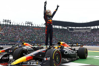2022年F1墨西哥大奖赛正赛，取得历史性单赛季第14胜后摆出姿势的维斯塔潘（红牛）