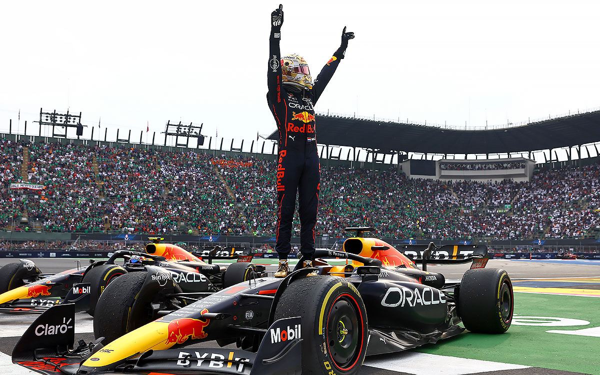 2022年F1墨西哥大奖赛正赛，取得历史性单赛季第14胜后摆出姿势的维斯塔潘（红牛）